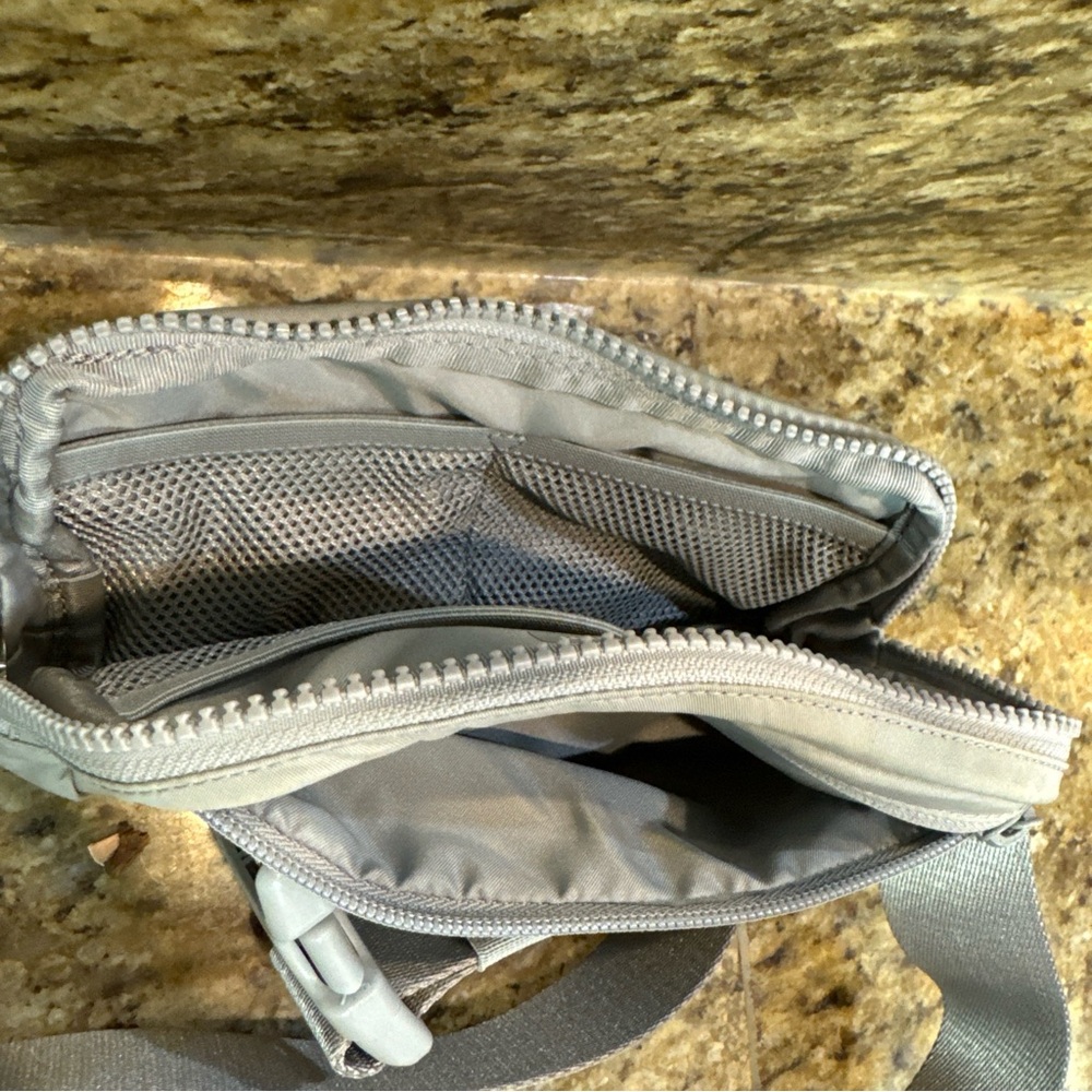 Lululemon everyday belt bag grey/silver New with flaws - Picture 7 of 12